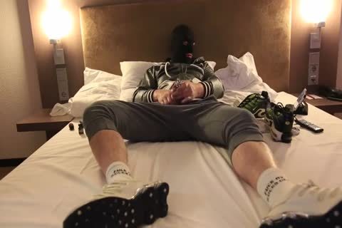 Spass Im Hotel Mit Chastity Und Dilitator,
Ballstretcher, Barcode Berlin Und Nike And Sox