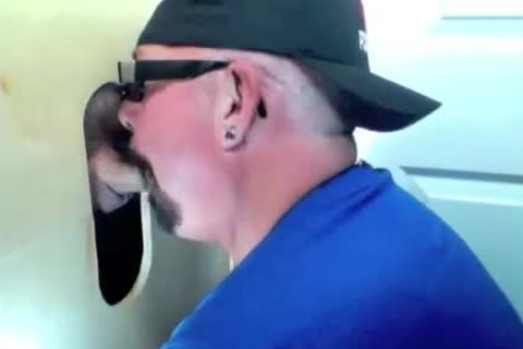 dude Getting A fellatio From An Expert Sucker In A Gloryhole